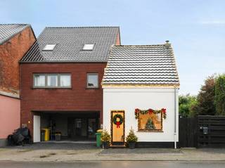 Gerenoveerde halfopen bebouwing nabij centrum Mol. De woning biedt u een ruime woonkamer, een eetkamer met aansluitend een veranda met zicht op...