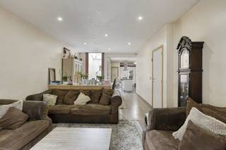 Ben jij op zoek naar een groot familiehuis te koop met heel wat potentieel en ruimte in het centrum van Deurne? Dan is dit huis wat u zoekt. Met...