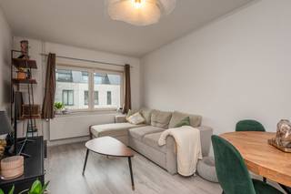 Te koop: zeer ruim appartement in een kleine residentie met 3 appartementen, met 3 slaapkamers
Dit ruime appartement bevindt zich op de tweede verdieping (zonder lift) en beschikt over:
Een ruime living met open keuken. Badkamer met douche. Aansluiting voor wasmachine en droogkast. 3 volwaardige slaapkamers. Individuele geïsoleerde zolder. Ruime privékelder
Zonnepanelen.
Extra troeven:
* Goede EPC-score
* Elektriciteit conform de huidige regelgeving
Dankzij de ruime indeling, de extra bergruimte en de energiezuinige voorzieningen is dit appartement een uitstekende keuze voor gezinnen of investeerders.
Een bezoek meer dan waard!
Neem gerust contact op voor meer informatie of een bezichtiging. Info 0471 10 63 68 of info@immonoella.be