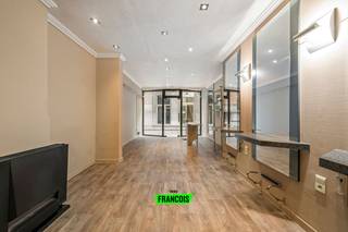 Dit gelijkvloerse handelspand geniet talrijke passage gezien het gelegen is in het economisch centrum van Oostende, eens te meer daar het een vlotte verbinding vormt tussen het Marie-Joséplein (met bus-en tramverbindingen) en de hoofd winkelstraten en het Wapenplein. <br /><br />Het betreft een open handelsruimte van ca. 68m² met een etalageraam van 3 meter breed voor optimale zichtbaarheid en lichtinval. <br /><br />Achterin bevindt zich nog een toilet, kitchenette en een polyvalente ruimte. <br /><br />Er zijn verschillende doeleinden toegelaten. <br /><br />Het gebouw is daarenboven in eigen beheer en er is dus geen syndicus. De maandelijkse lasten zijn hierdoor zeer beperkt. <br /><br />Bent u op zoek naar een commercieel uitermate gunstig gelegen handelsruimte? Aarzel dan niet en neem contact op voor meer info of een afspraak. <br /><br />