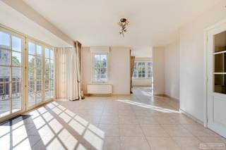 <br />Welkom in deze verrassend ruime woning gelegen in de Kapellestraat 10A te Tiegem. Deze eigendom maakt deel uit van een bijzonder woonconcept waarbij de woningen volledig afzonderlijk zijn, maar samen beschikken over een gemeenschappelijke ondergrondse kelderverdieping.<br /><br />Elke woning beschikt in de kelder over een<strong> private staanplaats/kelderberging</strong> én een aparte toegangsdeur met trap die rechtstreeks toegang geeft tot de woning. Uiteraard heeft de woning daarnaast ook haar eigen inkomdeur aan de straatzijde, waardoor privacy volledig gegarandeerd is.
<h4>De indeling van de woning is als volgt:</h4>
<h4>Gelijkvloers</h4>
Gezellige <strong>leefruimte </strong>met <strong>eetplaats</strong>, een lichtrijke <strong>living</strong>, een apart <strong>gastentoilet </strong>en een functionele <strong>keuken</strong>.
<h4>1e verdieping</h4>
<strong>Twee slaapkamers</strong>, waarvan één voorzien is van een praktische <strong>dressing</strong>. Verder is er op deze verdieping nog een <strong>aparte wasplaats/berging</strong> aanwezig.
<h4>2e verdieping</h4>
De tweede verdieping biedt plaats aan een bijzonder ruime <strong>derde slaapkamer, ideaal als master bedroom, hobbyruimte of bureau</strong>.<br />Buiten geniet u van een <strong>tuintje </strong>achteraan en een <strong>groot terras</strong> met een prachtig <strong>open zicht.</strong><br /><br />Deze woning combineert ruimte, functionaliteit en een uniek concept op een rustige ligging in Tiegem.
<h3><br />Schrijf je in voor het bezoekmoment van 26/5 via de knop "maak een afspraak" op onze website</h3>
<br />Voor meer info contacteer Martijn via
<ul>
<li> 0470/62.95.68</li>
<li>martijn@maesconceptimmo.be</li>
</ul>