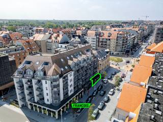 Ben je op zoek naar een unieke kans om een winkelpand te kopen op een toplocatie? Dan is dit jouw kans! Dit aantrekkelijke en goed onderhouden pand is ideaal voor ondernemers die willen investeren in een winkel, kantoor, of andere commerciële doeleinden.<br /><br /> <br /><br />Kenmerken van het pand<br /><br />Locatie: Lombardsijdestraat – gelegen in een drukbezochte omgeving met veel voetgangersverkeer en naast de nieuwe Dienst van Toerisme. Ideaal voor zichtbaarheid en klanten aantrekkelijkheid. <br /><br />Oppervlakte: 155m met een efficiënte indeling die veel mogelijkheden biedt voor diverse bedrijfsactiviteiten. Daarnaast is er ook de mogelijkheid tot uitbreiden naar 185m met een terrasaanbouw.<br /><br />Indeling: inkom op het gelijkvloers met twee winkel verdiepen achteraan.<br /><br />Met berging en apart toilet<br /><br />Voorzieningen: grote etalage, opslagruimte, toilet, keuken.<br /><br /> <br /><br />Dit pand biedt een uitstekende kans voor zowel investeerders als ondernemers. Interesse? Neem contact op voor meer informatie of een bezichtiging!