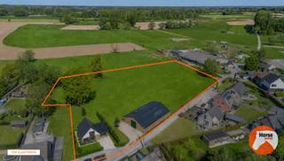 ERPE-MERE - Bouwgrond voor open bebouwing met weiland<br /><br />Deze uniek gelegen bouwgrond voor open bebouwing, met een oppervlakte van 4a 40ca en deel uitmakend van een totaal perceel van 76a 40ca bevindt zich als laatste perceel in de woonzone, in een zeer rustige straat. <br />Het perceel is volledig zuidwest gericht. <br /><br />Er kan een woning gebouwd worden met een bouwzone van 150 m² per verdieping en een dubbel verdiep is mogelijk. De dakvorm is vrij te kiezen, ook een plat dak is toegelaten. <br />Binnen de 50 meter van de woning is er bovendien mogelijkheid om een stal te bouwen voor paarden of hobbydieren. <br /><br />Een uitzonderlijke aanbieding! Voor meer informatie of een bezoek, mag u ons steeds contacteren: 053/60.65.66
