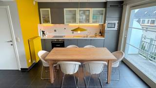 Bemeubeld duplex appartement gelegen nabij centrum en strand. Het beschikt over 2 ruime slaapkamers, waarvan één met ensuite badkamer met ligbad...
