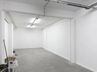 Bent u op zoek naar een functionele en strategisch gelegen bedrijfsruimte? <br />Dan is dit volledig gerenoveerd industrieel pand op de grens met Schelle en Aartselaar ideaal als activiteits- en/of opslagruimte. <br />Dankzij de uitstekende ligging vlakbij de A12 geniet u van een vlotte verbinding tussen Brussel en Antwerpen, perfect voor ondernemers die mobiliteit en bereikbaarheid belangrijk vinden.<br />De opsplitsbare units zijn voorzien van vloerverwarming, wat zorgt voor een aangenaam werkklimaat. Daarnaast beschikt het gebouw over een goederenlift, waardoor het laden en het lossen van goederen efficiënt verloopt.<br />Naast de eigen ruimte kan u gebruikmaken van verschillende gemeenschappelijke faciliteiten, zoals een vergaderruimte, een gezellige refter met uitgeruste keuken en een ruim dakterras om even te ontspannen.<br />Een extra troef is de aanwezigheid van een conciërge in het gebouw, die zorgt voor een vlotte werking en extra gemak.<br />LET OP: Deze units zijn NIET bestemd voor kantoorruimtes.<br />Prijs: € 130 (gelijkvloers) of € 120 (eerste verdieping)/m²/jaar (exclusief 21% BTW) + € 15/m²/jaar servicekosten (exclusief 21% BTW).<br />Een parking op 100 meter van het gebouw is verplicht mee te huren aan € 50/maand (exclusief 21% BTW).<br /><br />Op de website kan u onder "Documenten" enkele opties bekijken hoe de units eventueel kunnen worden ingedeeld.<br />Uiteraard kunnen hieraan in samenspraak met de eigenaar wijzigingen worden aangebracht.<br /><br />Neemt u gerust contact op met ons kantoor om een plaatsbezoek in te plannen!