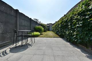 ** Biedingsysteem: bieden vanaf 250.000 EUR. Meer info op kantoor.
Surf naar onze website voor meer informatie over de verkoop van deze woning. www.vastgoedunicum.be
Droomt u van een eigen, bloeiende zaak met woonst, gelegen in het bruisende centrum van Eeklo? Dan is dit uw kans!
Deze instapklare en perfect onderhouden zaak en woning met zonnig terras is een pareltje.
Bij het betreden van het pand wordt u verwelkomd aan de balie, de receptie van de kapperszaak. Om het sociaal contact te verhogen werd gekozen om de kapperszetels centraal en tegenover elkaar te plaatsen waardoor gezelligheid troef is. Achteraan in de zaak bevinden zich drie spoelbakken.
Verderop in de hal heeft u een gastentoilet en aansluitend een zeer ruime badkamer met dubbele lavabo, douchecabine die tevens ook dienst doet als wasplaats met opbergmogelijkheden.
Daar achter nodigt een zuidgericht groot terras en volledig aangelegde tuin u uit om samen met vrienden en familie te genieten van heerlijke avonden bij een drankje en een hapje. Achteraan de tuin is een uitweg met een tuinberging toegankelijk via een poortje aan de straatkant wat erg praktisch is.
Onder de trap is een extra berging voorzien.
Boven komen we in de open leefruimte in een warme sfeer. Het keukengedeelte is volledig tijdloos en modern ingericht. Hier kan u aan tafel lekkere maaltijden nuttigen met zicht op het tweede zonneterras en de tuin.
De eetkamer loopt naadloos over naar het salon.
Indien u uw weg vervolgt komt u in de hal waar de zeer ruime tweepersoonsslaapkamer gevestigd is, voorzien van kwaliteitsvolle, ingemaakte kasten tot aan het plafond.
Via de trap bereikt u een afgewerkte zolderkamer. Deze kan zowel als tweede tweepersoonsslaapkamer gebruikt worden of als bergingzolder.
Wenst u de sprong te wagen naar een fantastisch gelegen eigen zaak met woning? Succes verzekerd! Dit is uw kans!
Indien u een bezoek wenst, neem dan contact op via het nummer 09 336 16 15 of mail naar info@vastgoedunicum.be, we helpen u graag verder.
Virtuele rondleiding?
https://youtube.com/shorts/Nh8EiH8twdo