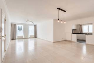 Op wandelafstand van het centrum van Hasselt is dit mooi onderhouden, gelijkvloers appartement gelegen. Het cultureel centrum, stadspark, winkels, openbaar vervoer,... bevinden zich in de directe omgeving (wandelafstand). Via de Luikersteenweg is het Anne Frankplein heel vlot bereikbaar. <br />Het appartement werd door de huidige eigenaars doorheen de jaren zeer goed onderhouden. De inkomhal is voorzien van een gastentoilet. De ruime L-vormige leefruimte heeft grote raampartijen die zorgen voor veel natuurlijk licht. Aansluitend is er een ruime open keuken voorzien van alle toestellen en afgewerkt met een natuurstenen tablet. Naast de keuken is er een handige berging met aansluiting voor een wasmachine en droogkast. Via de nachthal kom je in de 2 slaapkamers waarvan er 1 voorzien is van een ruime dressing. De badkamer is uitgerust met een inloopdouche, toilet en een lavabomeubel. Het terras (30m²) is westelijk georiënteerd met aansluitend een autostaanplaats. <br /><br />TROEVEN:<br />+ Elektriciteit conform<br />+ EPC label C = geen renovatieverplichting<br />+ Asbestveilig (bj 2003)<br />+ instapklaar<br />+ gelijkvloers met groot terras<br />+ parking aan appartement<br />+ residentiële omgeving<br /><br />Interesse? info@puur-groep.be of 011/873307