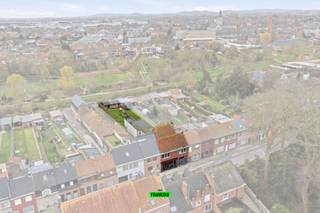 Op een centrale ligging in Poperinge vind je deze verrassend ruime rijwoning met maar liefst vier slaapkamers én een handige uitweg langs achteren...