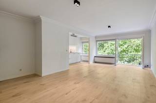 Dit charmante appartement in Brugge, volledig gerenoveerd in 2022, is nu te koop en biedt een ideale combinatie van modern comfort en een groene woonomgeving. Dit vastgoed is een buitenkans om een instapklaar appartement te kopen in het hart van de Stad Brugge. Alles is dichtbij en toch ligt het gebouw in een stille, groene rand.Het appartement geniet vanuit de leefruimte een mooi zicht op de Brugse Vesten. Het pand beschikt over een gunstig EPC B label, wat zorgt voor een energiezuinige woning. Daarnaast is de elektrische keuring ook conform.In de leefruimte, die aan de voorzijde gelegen is, heb je een weids zicht op de groene vesten via de twee glasdeuren (porte-fenêtre). De indeling van het appartement:- Inkomhal met vestiairekast, apart toilet en berging- Lichtrijke woonkamer met aansluitend de keuken- 2 slaapkamers (13m², 9m²) met rechtstreekse toegang tot het terras aan de achterzijde- Badkamer met inloopdouche en lavabo- privatieve kelderberging- fietsenbergingDe troeven van dit appartement te koop zijn de recente renovatie, de rustige ligging in een doodlopende straat en de groene omgeving. Omwille van de doodlopende straat is het appartement vrij van alle verkeersdrukte. Het appartement ligt op 400 meter van het Zand, Concertgebouw, winkelstraten en op korte afstand van het station. Hoewel het terras aan de achterzijde gelegen is, geniet u van een frisse bries wanneer de ramen aan de voorzijde geopend zijn. De Guido Gezellelaan in Brugge is goed bereikbaar en biedt een vlotte verbinding met het stadscentrum en diverse invalswegen. Bestuursmaatregelen in het maatregelenregister: nee
