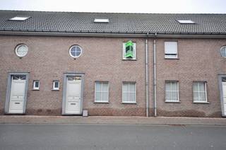 Maison prête à être emménagée avec jardin et garage à Audenarde. Cette maison récente comprend un hall d'entrée, des toilettes, un salon spacieux,...