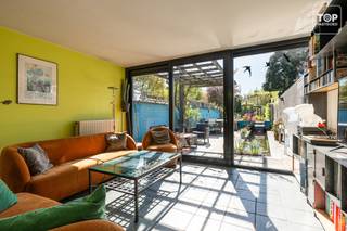 Deze perfect onderhouden woning combineert ruimte, comfort en energiezuinig wonen. De woning beschikt over 4 volwaardige slaapkamers en 2 badkamers, waarvan één recent vernieuwd werd met een moderne inloopdouche. De tweede badkamer kan nog naar eigen smaak worden opgefrist.<br /><br />Buiten geniet u van een grote, groene tuin met vijver en terras, een bijzonder aangename plek om tot rust te komen in alle privacy. De woning is gelegen in een rustige straat met weinig verkeer, vlakbij een tramhalte, winkels en alle voorzieningen. Het centrum van Gent bereikt u bovendien in slechts 15 minuten fietsen.<br /><br />Doorheen de jaren werden tal van kwalitatieve renovaties uitgevoerd, waaronder een vernieuwd en geïsoleerd dak, condenserende gasketel, moderne keuken, 10 zonnepanelen, spouw- en zolderisolatie, hoogrendementsbeglazing en een vernieuwd plat dak met EPDM en 15 cm isolatie. Ook de riolering, garagevloer, dakgoten en waterleidingen werden recent vernieuwd.<br /><br />Kortom, een instapklare woning met veel ruimte, een uitstekende ligging en tal van energetische investeringen. Ideaal voor gezinnen die comfortabel en zorgeloos willen wonen nabij Gent.<br /><br />Contacteer Top Vastgoed voor meer info en een bezoek op 0475 700 700.
