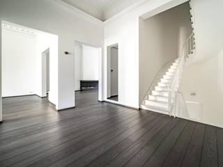 In het hartje van Brussel, vlakbij het Koninklijk Park, volledig gerenoveerde triplex van ± 550 m² bruto oppervlakte in een herenhuis dat ruimte, elegantie en modernisme <span>allieert</span>.<br /><br />De drie verschillende ingangen zijn ideaal voor de combinatie van een vrij beroep, prestigieus appartement en service. Op het gelijkvloers leidt de inkomhal naar een groot kantoor, een technische gegevensruimte, een slaapkamer met badkamer en toegang tot de kelders (± 130 m²) bestaande uit een gymzaal, doucheruimte (mogelijkheid tot hammam), stookruimte, wijn kelder en veel opslagruimte. Op de tussenverdieping, grote slaapkamer met kleedkamer, badkamer en aparte ingang. Op de eerste verdieping majestueuze recepties (plafondhoogte 4,50m) inclusief woon- en eetkamer, open haard met ethanol, Bulthaup keuken met centraal eiland met zicht op de Congreszuil, vestiaire en boudoirsalon. De tweede verdieping omvat een mezzanine woonkamer, hoofdslaapkamer met grote kleedkamer en badkamer, twee andere slaapkamers met kleedkamer en aangrenzende doucheruimtes.<br /><br />Andere : alarm, elektriciteit conform datasysteem op alle niveaus, videofoon, individuele boiler, <span>wijnkelder, </span>4 optionele parkeerplaatsen à 30.000 € per eenheid.<br /><br />De wijk rond het warandepark is uitstekend gelegen in het centrum van Brussel, op wandelafstand van vele restaurants, musea en winkels. <br /><br />Voor meer informatie kunt u contact opnemen met Corinne Thumelaire + 32 (0) 498 23 79 35.