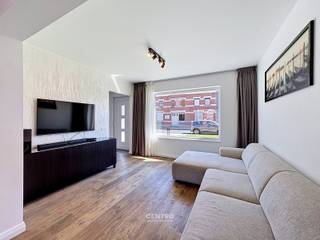 Recent gerenoveerde woning met alle COMFORT met garage, dubbele oprit en aangelegde tuin met groot zonneterras te Rumbeke!<br /><br /><strong>INDELING:<br /><u><em>Gelijkvloers:</em></u></strong><br />Inkomhal - ruime living - volledig ingerichte NIEUWE 'Dovy'-keuken (O.a. met inductiefornuis, dampkap, heteluchtoven, ingebouwde microgolfoven, vaatwasmachine, frigo en granieten werkblad) - koele berging - afzonderlijk gastentoilet (met lavabo) - garage (met automatische sectionale poort) - wasplaats - dubbele oprit - volledig aangelegde en omheinde tuin met groot zonneterras.<br /><br /><u><em><strong>Eerste verdieping:</strong></em></u><br />Nachthal - badkamer 1 (O.a. met dubbel lavabomeubel en inloopdouche) - badkamer 2 (O.a. met lavabo, hangtoilet en ligbad)/Kan omgevormd worden tot 3de slaapkamer - 2 RUIME slaapkamers.<br /><br /><u><em><strong>Tweede verdieping:</strong></em></u><br />Zolder (Extra slaapkamer mogelijk).<br /><br /><u><strong>Opmerkingen:</strong></u><br />- ENERGIEZUINIGE woning: Energielabel B!<br />- Elektriciteit volledig GOEDgekeurd!<br />- VLOERVERWARMING aanwezig: Gelijkvloers én eerste verdieping!<br />- Isolatiechape aanwezig.<br />- 3-dubbele beglazing (PVC)!<br />- Regenwaterput aanwezig.<br />- KWALITATIEVE keuken: Dovy!<br />- Dakisolatie aanwezig.<br />- NIEUWE sectionale geautomatiseerde garagepoort!<br /><br />Instapklare woning met alle COMFORT! Aarzel zeker niet om ons te contacteren voor een bezoek ter plaatse: 051/817.817 - info@centro.be.
