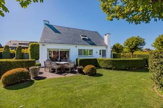 <p><span>Deze </span><span>instapklare open bebouwing met leuke tuin </span><span>staat </span><span>te koop</span><span> in de </span><span>Groenstraat</span><span>, een </span><span>rustige wijk vlakbij het centrum van Boechout</span><span>. </span></p><p><span> </span></p><p><span>Deze mooie en rustige landelijke woonwijk biedt het beste van twee werelden: een groene, aangename omgeving én een uitstekende bereikbaarheid. Je woont hier in een rustige omgeving, op korte afstand van scholen, winkels, het station van Boechout en het park Heuvelhof.</span></p><p><span> </span></p><p><span>Deze </span><span>gezellige woning </span><span>heeft een oprit met een aparte </span><span>garage </span><span>voor 2 wagens, een </span><span>grote tuin</span><span> die de ganse dag door geniet van volle zon, een </span><span>zuiders terras</span><span> grenzend aan een </span><span>verwarmd zwembad</span><span>, en heeft in totaal </span><span>3 slaapkamers en een aparte bureauruimte</span><span>.</span></p><p><span> </span></p><p><span>Gelijkvloers:</span></p><p><span> </span></p><p><span>- inkomhal met apart gastentoilet</span></p><p><span>- lichte leefruimte met gezellige cassettehaard</span></p><p><span>- volledig ingerichte gesloten keuken</span></p><p><span>- grenzend aan de keuken een handige koele berging</span></p><p><span>- toegang tot het terras en de mooie tuin</span></p><p><span> </span></p><p><span>1ste verdieping:</span></p><p><span> </span></p><p><span>- nachthal</span></p><p><span>- 3 slaapkamers</span></p><p><span>- bureauruimte</span></p><p><span>- ingerichte badkamer</span></p><p><span> </span></p><p><span>Troeven:</span></p><p><span>- Zuidgerichte tuin en leefruimte</span></p><p><span>- Meteen instapklaar</span></p><p><span>- Ruime dubbele garage</span></p><p><span>- Grote tuin en verwarmd zwembad </span></p><p><span>- 3 slaapkamers + aparte bureauruimte</span></p><p><span> </span></p><p><span>Ben jij geïnteresseerd in deze Villa te koop in Boechout, ben je op zoek naar ander vastgoed of wens je de waarde van jouw eigendom te kennen? Dan ben je bij BOLT immo aan het juiste adres! Wij helpen jou graag verder.</span><span> </span></p>