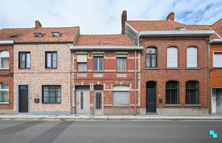 Ontdek deze centraal gelegen, te renoveren ééngezinswoning met drie slaapkamers gelegen op een perceel van 331 m². De bewoonbare oppervlakte...