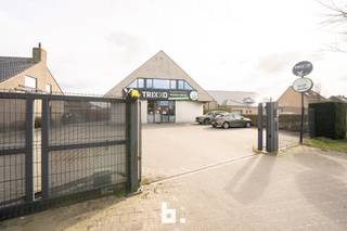 Dit commercieel gelegen gebouw bevindt zich langs de Gistelsteenweg in Jabbeke en werd gerenoveerd in 2008. Het kantoorgebouw is erg...