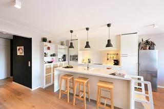 Dit energiezuinige duplexappartement maakt deel uit van een kleinschalig gebouw met slechts drie units en is gelegen in de Doelveldstraat te Edegem, op wandelafstand van het centrum rond de Markt. Hier woon je vlakbij lokale handelaars zoals bakkerij Meeus, openbaar vervoer en Fort 5, ideaal voor een wandeling of een moment buiten.Het appartement is praktisch ingedeeld met op de eerste verdieping een lichtrijke leefruimte en open keuken met eiland, aansluitend een gezellig terrasje voor de avondzon. Verder zijn er twee slaapkamers, waarvan de master toegang heeft tot een aangenaam terras, een badkamer met bad/douchecombinatie, een apart toilet en een ruime berging.De bovenste verdieping is vandaag ingericht als zithoek, maar kan perfect dienen als extra slaapkamer, bureau of hobbyruimte. Aansluitend bevindt zich een ruim terras met open zicht op het groen — een plek waar je vanzelf wat langer blijft zitten, van ’s morgens tot ’s avonds.