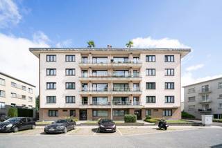 In de welonderhouden residentie Nelson, bevindt zich dit aangename appartement op de derde verdieping met lift.<br /><br />Dit appartement bestaat uit een inkomhal met een afzonderlijk toilet, een lichtrijke leefruimte met aangrenzend een terras, een geïnstalleerde keuken met balkon, twee slaapkamers (14,86m² - 7 m²) en de badkamer met douche in bad. <br />Tevens geniet dit appartement over een privatieve kelderruimte en een gelsoten garagebox. <br /><br />Ideaal gelegen nabij shoppingcentra, Het Neerhof, openbaar vervoer en belangrijke invalswegen. <br />Perfect voor wie op zoek is naar een eerste eigen stek of een slimme investering. <br /><br />EPC 183 kWh/m²<br />Elektriciteit niet conform