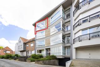 <p><strong>Koksijde: 2-slaapkamerappartement op enkele stappen van zee!</strong></p>

<p>Bent u op zoek naar een 2-slaapkamerappartement op een toplocatie, vlak bij het strand? Dan is dit instapklare appartement op de 3de verdieping van de verzorgde residentie <strong>Islandia</strong> precies wat u zoekt.</p>

<h3><strong>Indeling</strong></h3>
Inkomhal, lichtrijke woonkamer met toegang tot het terras, gemoderniseerde keuken, apart toilet, badkamer met ligbad, twee slaapkamers, elk met toegang tot een terras aan de achterzijde van het gebouw. Daarnaast is er de mogelijkheid om een garage in het gebouw aan te kopen voor <strong>€ 40.000</strong>.

<h3><strong>Troeven</strong></h3>

<ul><li>Verzorgde en goed onderhouden residentie</li><li>Op enkele stappen van de zeedijk en het strand</li><li>Ideaal als tweede verblijf, investering of vaste woonst<br />	 </li></ul>

<p>Interesse? Contacteer Valentin voor meer informatie of een bezoek op <strong>058/22.41.70</strong>.</p>