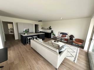 Zeer mooi groot appartement op de 2de verdieping met een ruime leefruimte met open keuken en aansluitende berging, 2 zeer ruime terrassen,...