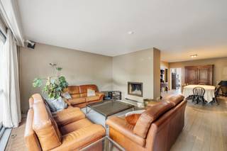 (Grondplannen, EPC en asbestinventaris zijn terug te vinden bij "Documenten" op de Wellimmo-site)<br /><strong>Algemeen</strong><br />Deze ruime dokterswoning met maar liefst 329 m² bewoonbare oppervlakte werd gebouwd in 1972 (stevige betonconstructie). De woning dient gemoderniseerd te worden, maar is structureel in zeer goede staat. Het dak werd vernieuwd in 2016 en de twee badkamers in 2022. Het huis bevindt zich op een perceel van circa 252 m², beschikt over een tuin van ca. 80 m² en een ruim leefterras van ongeveer 25 m².<br /><strong>Ligging</strong><br />De Venneborglaan in Deurne geniet van een gunstige ligging in een rustige, groene woonstraat met het charmante karakter van het interbellum, terwijl alle dagelijkse voorzieningen vlakbij zijn. Bovendien is de woning gelegen op een boogscheut van het Rivierenhof, het mooiste park van Antwerpen!<br /><strong>Indeling</strong><br />U betreedt de woning via de inkomhal, die toegang geeft tot de inpandige garage en meerdere kamers. Het gelijkvloers werd jarenlang gebruikt als tandartsenpraktijk en kan opnieuw perfect dienstdoen voor wie wonen en werken wil combineren.<br />Via de draaitrap of de lift (!) bereikt u de eerste verdieping. De zeer ruime leefruimte met massieve parketvloer geniet van veel lichtinval dankzij het zuidoost-georiënteerde terras met schuifdeur. De ruime keuken dient opgefrist te worden. (PS: de muur tussen keuken en leefruimte is geen dragende muur). Verder beschikt de eerste verdieping over een hal met ingemaakte kast en een apart toilet.<br />De tweede verdieping omvat drie volwaardige slaapkamers en twee badkamers. De master bedroom is uitgerust met airco en ingemaakte kasten.<br />Ten slotte is de woning quasi volledig onderkelderd.<br /><br /><strong>Troeven:</strong><br />- Zeer ruime polyvalente woning<br />- Seventies vibes<br />- Lift<br />- ZO- tuin<br />- Vernieuwd dak<br /><br /><strong>Interesse? Contacteer ons via info@wellimmo.net of bel naar 03 225 00 68!</strong><br />