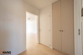 Dit lichtrijke appartement op de tweede verdieping geniet van een uitstekende ligging nabij alle voorzieningen. Het appartement werd recent gerenoveerd en beschikt over een inkomhal met vestiairekast, een apart toilet, een ingerichte badkamer, een gezellige leefruimte en een volledig geïnstalleerde keuken. Verder zijn er twee comfortabele slaapkamers, waarbij één slaapkamer toegang biedt tot het ruime terras over de volledige breedte van het appartement.<br /><br />Met zijn recente renovatie, gunstige EPC-score en praktische indeling vormt dit appartement een ideale investering of aangename woonst.<br /><br />Er bestaat bovendien de mogelijkheid om een garagebox aan te kopen aan € 25.000. De aankoop hiervan is volledig vrijblijvend en niet verplicht.<br /><br />De gemeenschappelijke kosten zijn momenteel nog niet definitief vastgelegd, maar zullen naar verwachting beperkt blijven tot enkel de kosten van de minuterie (verlichting gemeenschappelijke hal) en de blokpolis. Deze worden voorlopig geraamd op ongeveer € 20 per maand.<br /><br />Extra troeven:<br /><br />Recent gerenoveerd appartement;<br />Terras over de volledige breedte;<br />Mogelijkheid tot aankoop garagebox;<br />Lage vermoedelijke gemeenschappelijke kosten;<br />Individuele nutsvoorzieningen;<br />Gunstig EPC;<br />Uitstekende ligging.<br /><br />De beschikbare documenten kan u terugvinden via de downloads op onze website.<br />Voor meer informatie kan u terecht op www.hansvastgoed.com of contact opnemen via info@hansvastgoed.com of +32 3 366 05 30.