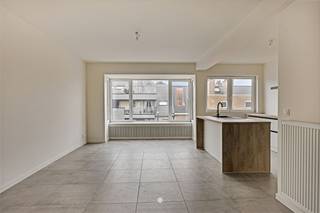 SINT-NIKLAAS - Ben je op zoek naar een gerenoveerd appartement vlakbij het centrum? Kijk dan snel even verder! Enkele troeven op een rij: * Ruim...