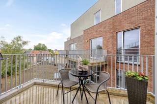Dit energiezuinig BEN-appartement (EPC 47 / label A) is gelegen op de tweede verdieping van een recent appartementsgebouw. Station en stadscentrum zijn slechts enkele minuutjes stappen.<br /><br />INDELING: <br />x centrale inkomhal, <br />x aangename leefruimte met zitruimte, open keuken en eethoek; <br />x de keuken met eiland is volledig ingericht met koelkast, inductiekookplaat, combi-oven en vaatwasser; <br />x vanuit de leefruimte is er toegang naar het terras met zicht op de binnentuin. <br />x berging/wasplaats met CV; <br />x 2 ruime slaapkamers (3,01 x 4,07 en 3,19 x 4,07); <br />x badkamer met douche en lavabomeubel; <br />x apart toilet. <br /><br />Bij dit appartement hoort een kelderberging en 2 autostaanplaatsen in de parkeergarage met automatische poort. Verder een gemeenschappelijke fietsenstalling.<br />Toegang vanuit de kelderverdieping en gemeenschappelijke inkomhal met trap en lift.<br /><br />INTERESSE? Maak telefonisch een afspraak voor bezichtiging op het nummer 012 23 00 23 of mail uw vragen aan roland@immo-leroi.be.