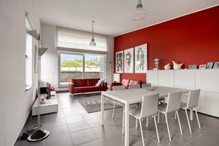 <p>Cet appartement duplex prêt à vivre à Louvain réunit trois chambres, deux terrasses et une place de parking dans une situation particulièrement intéressante entre le centre de Louvain et Gasthuisberg. Construit en 2005, il a été entièrement repeint et se présente comme un bien soigné, confortable et immédiatement habitable.</p><p>L’entrée se situe au niveau inférieur de l’appartement. À ce niveau, vous trouvez la salle de bains ainsi que les trois chambres. Cette organisation offre un espace nuit calme et fonctionnel, avec une séparation claire entre la partie privée et les espaces de vie. Les chambres peuvent être utilisées comme chambres à coucher, bureau ou pièce polyvalente selon vos besoins.</p><p>À l’étage supérieur se trouve le séjour lumineux. Grâce à l’orientation sud, cet espace profite d’une atmosphère agréable, ouverte et chaleureuse. Le séjour s’intègre naturellement avec la cuisine et forme le centre de vie de l’appartement. Des toilettes séparées se trouvent également à ce niveau.</p><p>Les deux terrasses constituent un véritable atout. L’une est orientée à l’est, idéale pour profiter du soleil du matin, tandis que l’autre, orientée à l’ouest, permet de savourer la fin de journée à l’extérieur. La place de parking ajoute un confort pratique au quotidien. La reprise du mobilier est possible, ce qui peut encore faciliter l’emménagement.</p><p>L’environnement est tout aussi agréable. À l’arrière, un parc avec aire de jeux offre un cadre vert à proximité directe. Vous habitez en même temps entre le centre de Louvain et Gasthuisberg, proche des commerces, des écoles, des transports en commun, des services et des axes importants. C’est une adresse qui combine accessibilité, confort et qualité de vie.</p><p>Vous êtes intéressé et souhaitez être parmi les premiers à découvrir ce bien attractif? Nous lançons la vente avec une “Avant-Première” exclusive le 27 mai. Planifiez votre visite via le bouton violet ‘Prendre rendez-vous’ sur notre site web. Le prix indicatif est de 446.000 euros. La période d’enchères se termine le 29 mai à 21:00. Consultez le règlement Avant-première dans les téléchargements.</p>