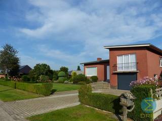 Charmante vrijstaande woning met drie slaapkamers en prachtige tuin gelegen in een groen stukje Arendonk.Indeling:Gelijkvloers: inpandige garage;...