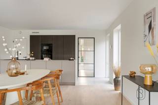 Topgelegen kwaliteitsvolle nieuwbouwwoning, stijlvol afgewerkt! (+ 21% BTW)Indeling: inkom met traphal, vestiaire en apart toilet, lichtrijke...