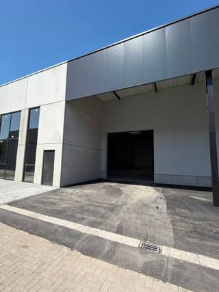 Nieuwbouw KMO park gelegen op een zicht locatie van op de A12! Deze unit heeft een oppervlakte van 385m². De opslagruimte beschikt over een vrije hoogte van 7 meter én 2 sectionale poorten. Het is perfect mogelijk om een kantoorruimte in de unit te maken. Alle units worden afgewerkt naar de laatste normering. 2 parkeerplaatsen zijn voorzien voor deze unit. De oplevering van de units wordt verwacht april 2026. Uitstekende bereikbaarheid door locatie tussen Antwerpen en Brussel.