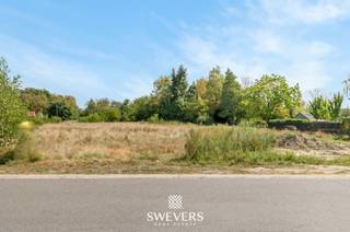 Voor meer info en foto’s, surf naar www.swevers.be – In een rustige woonwijk in Koersel ontdek je deze gunstig gelegen bouwgrond van 4a 60ca. Met een perceelbreedte van 10,25 meter en een diepte van bijna 40 meter biedt het lot tal van mogelijkheden voor een halfopen bebouwing, volledig naar eigen wens en stijl (onder voorbehoud van vergunningen). Dankzij de zuidoostelijke oriëntatie geniet je van een mooie lichtinval en een zonnige tuin, ideaal voor wie graag binnen én buiten comfort zoekt. De ligging in de Hubert Droogmansstraat combineert rust met bereikbaarheid: Be-Mine ligt op wandelafstand, net als scholen (400 m), restaurants (500 m) en sportfaciliteiten. Winkels en supermarkten bereik je binnen 3 km. De vlotte verbinding met het openbaar vervoer (bushalte op 180 m, station op 3,5 km) en de nabijheid van de E313 (8 km) maken deze locatie bijzonder praktisch. Kortom, een ideale bouwgrond voor jonge gezinnen, actieve koppels of investeerders die waarde hechten aan ruimte, licht en ligging. Voor meer informatie, bel 011 255 155.