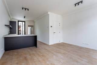 Locatie:<br />Dit luxueus gerenoveerde appartement aan de Terlinckstraat geniet van een uitstekende ligging in Oud Berchem (binnen de Singel). Dankzij de nabijheid van winkels, leuke horeca-zaken, openbaar vervoer alsook op-en afritten is dit een bijzonder centrale en aantrekkelijke woonlocatie.<br /><br />Beschrijving<br />Gelegen op de derde verdieping van een prachtig en karaktervol pand, geniet dit 100% instapklaar appartement van een aangename lichtinval en een modern karakter. Bij het binnenkomen komt u terecht in de lichtrijke leefruimte met hoog plafond, waar voldoende plaats is voorzien voor zowel een zithoek als een gezellige eethoek. De knappe en volledig ingerichte keuken, voorzien van een natuursteen werkblad, biedt dankzij zijn L-vorm een leuke plek om aan te zitten. Hier is ook de toegang tot het zonnige terrasje aan de achterzijde van het gebouw. Via de nachthal bereikt u een afzonderlijk gastentoilet, de praktische wasberging en vervolgens het slaapgedeelte met een mooie badkamer met douche en lavabomeubel. Hiernaast vinden we de slaapkamer die eveneens aan de achterzijde gelegen is. Een privatieve kelderberging vervolledigt het geheel.<br /><br />Belangrijkste kenmerken:<br />- Totaalrenovatie met hoogwaardige afwerking<br />- Alle meters individueel<br />- Privatieve kelderberging<br />- Energiezuinig (EPC-label B)<br />- Elektrische installatie conform<br />- Asbestveilig<br />- Gebouw met 4 appartementen, zonder lift, lage maandelijkse kosten!