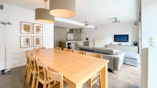 <p>Hedendaags en uiterst smaakvol gemeubeld appartement van ca 112 m² op de derde verdieping in een hoogstaande realisatie op het Zuid. Het appartement is gelegen in de Pourbusstraat, een zijstraat van de Vlaamsekaai met de Leopold de Waelplaats, Kloosterstraat en Marnixplein op wandelafstand. Ook qua bereikbaarheid is dit een zeer gunstige ligging met de Ring, Singel en Leien als belangrijkste invalswegen nabij.<br /><br />De grote leefruimte op parket is aangenaam licht en zonnig dankzij de grote raampartijen en zuidelijke oriëntatie. De open keuken met kookeiland is volledig ingericht en voorzien van kookvuur, oven, Amerikaanse koelkast met diepvriezer en vaatwasser.<br /><br />Via de nachthal bereikt u de slaapkamers aan de rustige achterzijde van het appartement. De masterbedroom beschikt over een walk-in dressing en luxueuze en-suite badkamer met jacuzzi bad, inloopdouche, dubbele lavabo en toilet. De tweede slaapkamer is eveneens voorzien van meer dan voldoende kastruimte, zetelbed en bureau. Deze kamer kan gebruikmaken van de tweede badkamer met douche, lavabo en toilet.<br /><br />Een aparte bergruimte voorziet in aansluitingen voor in wasmachine en droogkast.<br />Het appartement is zeer hoogwaardig gemeubeld en voorzien van alle huisraad: keukentoebehoren, serviesgoed, linnen, etc. zijn allemaal van een zeer goede kwaliteit.<br /><br />Extra troef: airconditioning.<br /><br />Een ondergrondse autostaanplaats is bij te huren aan 130 Euro per maand.<br /><br />Gemeenschappelijke lasten: 135 Euro per maand.<br />Proivisie op het verbruik van water: 60 Euro per maand.<br />De nutsvoorzieningen gas en elektriciteit zijn privé op te nemen door de huurder.<br /><br />Onmiddellijk beschikbaar.</p>