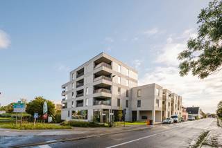 <p><span><strong>Voor info bel Anthony 0488 14 62 77<br /><br />Ligging:<br /><br /></strong></span>Residentie Hutsepoort is gelegen in Zwijnaarde, een residentiële omgeving vlakbij het Parkbos. <br />Het Technologiepark, winkels, scholen, Universitair Ziekenhuis, openbaar vervoer en recreatiemogelijkheden liggen in de onmiddellijke omgeving. <br />Vanuit deze locatie is Gent Centrum vlot bereikbaar met de fiets of het openbaar vervoer. <br />Met de auto bereikt u binnen een paar minuten de E40, E17, R4.<br /><br /><span><strong>Project - indeling:<br /><br /></strong></span>In deze kleinschalige residentie Hutsepoort van 20 appartementen, kunnen we u 1, 2 en 3 slaapkamer appartementen aanbieden met ruime terrassen.<br /><br />Hutsepoort wordt een BEN project (Bijna Energie Neutraal). De vloerverwarming, warmtepomp met mogelijkheid tot koeling, ventilatie D en fineerparket bezorgen u een optimaal leefcomfort. <br /><br />U hebt zelf ook inspraak in de afwerking van het appartement. De gemeenschappelijke tuin van Hutsepoort is voorzien van een groenzone met vijver en een zonneterras. Er is een mogelijkheid tot aankoop van een ondergrondse parkeerplaats.<br /><br />Kortom een schitterende locatie om te wonen of om te investeren.<br /><br />Profiteer van het verlaagd BTW-tarief van 6%, indien u aan de voorwaarden voldoet. Nieuw voor investeerders: het 6% BTW-tarief geldt nu ook voor aankopen die gedurende 15 jaar verhuurd worden (onder de toepasselijke wettelijke voorwaarden). <br />Dat verlaagt de aankoopkost en kan uw netto-rendement aanzienlijk verbeteren.</p>
<p>Voor info bel Anthony op 0488 14 62 77</p>