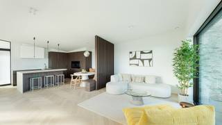 Dit uitzonderlijk verblijf maakt deel uit van het prestigieuze project Kalvekeet, een autovrij en groen woonerf aan de rand van Knokke. Hier woont U in alle rust, omgeven door natuur, terwijl het bruisende centrum, het strand en de belangrijkste invalswegen zich op korte afstand bevinden. Een ideale combinatie van bereikbaarheid, privacy en woonkwaliteit.<br /><br />Met een bewoonbare oppervlakte van ca. 200 m² biedt deze woning bijzonder royale volumes en een doordachte indeling, perfect afgestemd op hedendaags wooncomfort. Bovendien geniet U van een onderhoudsvriendelijke omgeving: het domein en de prachtig aangelegde parktuin worden collectief onderhouden, waardoor U zich geen zorgen hoeft te maken over buitenonderhoud.<br /><br />De leefruimte bevindt zich op het hoogste niveau, wat zorgt voor een uitzonderlijk aangename lichtinval en een open gevoel. De ruime zithoek, eetplaats en volledig uitgeruste keuken vloeien harmonieus in elkaar over en geven uit op meerdere terrassen. Deze bieden voldoende privacy en een prachtig zicht op het omliggende groen, ideaal om in alle rust te genieten.<br /><br />Op de slaapverdieping bevinden zich drie volwaardige slaapkamers en twee badkamers. De master bedroom beschikt over een eigen ensuite badkamer. Deze verdieping werd afgewerkt met hoogwaardige materialen en maatwerk kasten, wat zorgt voor een tijdloze en rustige uitstraling. Daarnaast is er een praktische wasruimte voorzien voor wasmachine en droogkast.<br /><br />Een absolute meerwaarde is de private lift die alle verdiepingen verbindt, van de ondergrondse garage tot het hoogste niveau. Hierdoor is de woning volledig toekomstgericht en geschikt voor elke levensfase.<br /><br />De afwerking is bijzonder verzorgd en duurzaam, met onder meer visgraatparket, kwalitatieve toestellen en een materiaalkeuze die inzet op esthetiek én gebruiksgemak. De woning is bovendien uitgerust met energiezuinige technieken zoals een warmtepomp en zonnepanelen, wat resulteert in een laag energieverbruik en optimaal wooncomfort.<br /><br />Dit pand vormt een zeldzame combinatie van architecturale verfijning, hedendaagse luxe en duurzame technologie, gelegen in een exclusieve en autovrije omgeving nabij Knokke-Heist. Een unieke opportuniteit voor wie op zoek is naar een hoogwaardige vaste woonst of tweede verblijf.<br /><br />Aankoop onder 12% registratierechten op de grondwaarde en 21% btw op de constructiewaarde.<br /><br />De indeling:<br /><br />Gelijkvloers:<br />Inkomhal met trappenhal en lift<br /><br />1ste verdieping (slaapniveau):<br />- Royale nachthal met mogelijkheid tot relaxhoek,<br />- Afzonderlijk toilet, <br />- Drie ruime slaapkamers, waarvan één met ingemaakte kasten,<br />- Twee badkamers met inloopdouche en kwalitatief meubilair, ensuite badkamer verbonden aan de master bedroom<br />- Talrijke ingemaakte kasten in de hal,<br />- Praktische wasruimte,<br /><br />2de verdieping (leefniveau):<br />- Royale inkomhal met gastentoilet en ingemaakte vestiaire/bergruimte,<br />- Zeer ruime en lichtrijke leefruimte met hoge plafonds en grote raampartijen,<br />- Open keuken met kookeiland uitgerust met hoogwaardige Miele-toestellen,<br />- Aparte eethoek, stijlvol afgescheiden door een houten roomdivider,<br />- Groot terras met minimale inkijk en prachtig zicht op het groen,<br /><br />Extra:<br /><br />Mogelijkheid tot aankoop van een uitzonderlijk ruime garagebox voor 4 wagens (€165.000)<br /><br />Bent U op zoek naar een exclusieve, energiezuinige woning met hoogwaardige afwerking op een toplocatie in Knokke-Heist? Dit is een unieke kans binnen een schaars aanbod.<br /><br />Neem vandaag nog contact met ons op voor meer informatie of een bezoek ter plaatse!