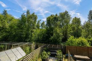 <strong>Thuiskomen was nog nooit zo eenvoudig.</strong><span> Deze verrassend ruime en volledig instapklare gezinswoning combineert hedendaags wooncomfort, energiezuinigheid en een uitstekende ligging op wandelafstand van Provinciaal Domein De Schorre. Dankzij de doordachte renovaties, kwalitatieve afwerking en zonnige buitenruimte geniet u hier van een woning waar u jarenlang zorgeloos kunt wonen. Een ideale thuis voor gezinnen, koppels of iedereen die op zoek is naar ruimte, comfort en een toekomstgerichte investering.</span>