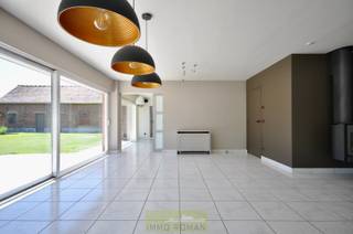 Deze lichtrijke woning bestaat op het gelijkvloers uit een inkomhal, bureauruimte, toilet, ruime leefruimte met zithoek (houtkachel),...