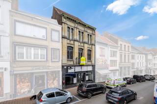 <p><strong>Te renoveren winkelpand met handelsgelijkvloers op toplocatie in Geraardsbergen</strong></p>
<p>Voor alle info of een bezoek bel 0470 79 24 20: <br />Ben jij op zoek naar een commercieel pand met tal van mogelijkheden? Ontdek dit te renoveren winkelpand, ideaal gelegen in het hart van Geraardsbergen!</p>
<ul>
<li><strong>Oppervlakte handelsgelijkvloers</strong>: 170 m² – perfect voor een winkel, horecazaak, kantoorruimte of andere commerciële doeleinden.</li>
<li><strong>Toplocatie</strong>: Gelegen in een drukke, goed bereikbare straat met veel passage en zichtbaarheid.</li>
<li><strong>Flexibiliteit</strong>: De indeling van het pand biedt ruimte voor een brede waaier aan commerciële of creatieve invullingen.</li>
</ul>
<p>Dit pand biedt niet alleen een uitstekende locatie, maar ook de kans om jouw zaak volledig naar eigen smaak en wensen in te richten. Ideaal voor ondernemers die willen investeren in een pand met toekomstperspectief.</p>
<p>Heeft dit pand jouw interesse gewekt? Neem contact met ons op voor meer details of om een bezichtiging in te plannen. Dit is jouw kans om een unieke commerciële ruimte op een toplocatie in Geraardsbergen te bemachtigen!<br /><br /><span>Voor alle info of een bezoek bel Saimen: 0470/79.24.20 of via e-mail: saimen@cornelis-partners.be</span></p>