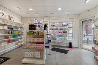 <p>Ontdek dit commercieel handelsgelijkvloers gelegen aan de Sterstraat 96 te Drogenbos, een absolute topligging voor ondernemers die belang hechten aan zichtbaarheid, bereikbaarheid en commerciële uitstraling. Dankzij de strategische ligging nabij de Brusselse Ring, de Bergensesteenweg, de Humaniteitslaan en het shoppinggebied rond Drogenbos geniet deze locatie van een constante passage van zowel lokaal als doorgaand verkeer.<br /><br />Het pand is momenteel ingericht en uitgebaat als apotheek, waardoor het onmiddellijk inzetbaar is voor een gelijkaardige activiteit. Dankzij de functionele indeling en de commerciële bestemming biedt het echter eveneens tal van mogelijkheden voor andere vrije beroepen, medische of paramedische activiteiten, kantoorfuncties, dienstverlening of detailhandel.<br /><br />De handelsruimte beschikt over een verzorgde presentatie, een ruime commerciële zone en diverse achterliggende functionele ruimtes die kunnen dienen als stockageruimte, bureau, praktijkruimte of personeelsvoorzieningen.<br /><br />Een van de grootste troeven van deze eigendom is zonder twijfel de uitstekende commerciële ligging. Gelegen in een dynamische omgeving met een sterke lokale verankering, talrijke residentiële buurten en een vlotte verbinding naar Brussel, Anderlecht, Sint-Pieters-Leeuw en de omliggende gemeenten, biedt deze locatie een uitstekende visibiliteit en een groot klantenpotentieel.<br /><br />Bent u op zoek naar een handelsruimte op een commerciële toplocatie met uitstekende bereikbaarheid en een brede waaier aan mogelijkheden? Dan is dit pand beslist een bezoek waard.<br /><br />📞 Contacteer ons vandaag nog voor meer informatie of een bezoek ter plaatse:<br /><br />📧 nils.deblock@weinvest.be<br />📱 0497 248 251</p>