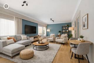 <p>Deze woning met ingebouwde praktijkruimte biedt enorm veel potentieel voor wie wonen en werken wil combineren op één locatie!<br /><br />INDELING: op het gelijkvloers bevindt zich een ruime praktijkruimte met rechtstreekse toegang tot de achterliggende tuin. Op de verdieping vind je de comfortabele woonruimte met een lichtrijke woonkamer, volledig ingerichte keuken, badkamer met douche en ligbad en een apart toilet. Vanuit de woonkamer heb je toegang tot een ruim terras, perfect om van de zon te genieten.<br /><br />TROEVEN: centrale verwarming op gas, grote garage met plaats voor twee wagens, ruim terras en tuin, én een instapklare, goed onderhouden woning in een degelijk gebouw uit 1960.<br /><br />OMGEVING: ideaal gelegen in het centrum, op wandelafstand van winkels, scholen, openbaar vervoer en alle dagelijkse voorzieningen.<br /><br />Bezoek na afspraak met IMMO BEGUIN:<br />📧 info@immobeguin.be</p>