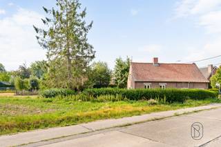 Te koop: bouwgrond met te renoveren woning op een ruim perceel van ca.1.250 m² in Heule.Bent u op zoek naar een eigendom met tal van mogelijkheden? Deze woning op een prachtig perceel van 1.250 m² biedt een uitstekende basis voor wie droomt van een eigen woonproject.Op het perceel bevindt zich momenteel een woning die volledig te renoveren is.De ruime perceeloppervlakte geeft u alle vrijheid om uw eigen visie te realiseren. Dankzij de gunstige ligging in Heule geniet u van een vlotte verbinding naar het centrum van Kortrijk, winkels, scholen en belangrijke invalswegen.Troeven:- Ruim perceel van 1.250 m²- Woning volledig te renoveren of, mits vergunning, te vervangen- Tal van mogelijkheden voor eigen realisatie- Interessant voor particuliere bouwers of investeerders- Gunstige ligging in HeuleEen unieke kans voor wie op zoek is naar ruimte, potentieel en de mogelijkheid om een eigen droomproject te realiseren.Voor meer informatie over de bouwmogelijkheden, stedenbouwkundige voorschriften of vergunningsmogelijkheden, neem gerust contact op via info@immobeguin.be