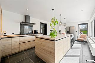 <p><strong>Bezoekdag: woensdag 20 mei – inschrijven verplicht!</strong></p><p>In de Zomerstraat-Oost in Damme bevindt zich deze mooi afgewerkte en instapklare gezinswoning in een rustige buurt, op ca. 7 km van Brugge. Dankzij de vlotte verbinding bent u in enkele minuten in het centrum van Brugge, terwijl u thuis geniet van rust en ruimte.</p><p>U komt binnen via de garage, waar ook plaats is voor de wasruimte. Van daaruit betreedt u de ruime, volledig vernieuwde keuken met kookeiland en alle moderne toestellen. Aansluitend vindt u de eetkamer en lichtrijke leefruimte, waar dankzij ramen aan de voor- en zijkant veel natuurlijk licht binnenvalt.</p><p>Op het gelijkvloers bevindt zich de badkamer met dubbele lavabo, inloopdouche en toilet. <br />Op de eerste verdieping bevinden zich de twee slaapkamers.</p><p>Via de garage bereikt u een extra polyvalente ruimte, ideaal als berging, hobbyruimte of fitness, met bijkomend een extra toilet. Vanuit de garage heeft u ook toegang tot de ruime tuin met terras en tuinberging.</p><p>De woning werd gerenoveerd en is voorzien van zonnepanelen. Met een EPC-label D woont u hier energiezuinig en comfortabel.</p><p>Instelprijs: €329.000</p><p><strong><u>De belangrijkste troeven:</u></strong></p><ul><li>Gerenoveerd en instapklaar</li><li>Rustige ligging nabij Brugge</li><li>Zonnepanelen en laadpaal</li><li><p>Tuin met terras en polyvalente ruimte</p><p><br /> </p></li></ul><p>Een ideale gezinswoning voor wie rustig wil wonen met de stad binnen handbereik. Schrijf u tijdig in voor de bezoekdag en ontdek deze woning zelf.</p>