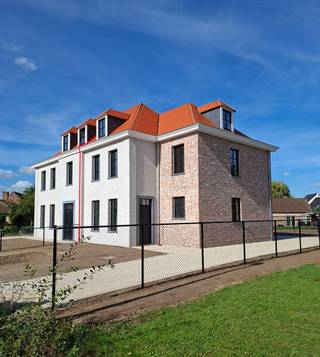 <p>Nieuwe volledig afgewerkte koppelvilla (rechts) op +/- 534 m²</p><p>Deze volledig afgewerkte woning (2026) heeft een inkomhal met gastentoilet en handenwasser, eiken trap naar de eerste verdieping en toegang naar de ruime leefruimte via smeedijzeren dubbele deur.</p><p>Open keuken en kookeiland met keramisch werkblad, toegang naar berging. Toegang tot het aangelegde terras en tuin via zowel achterdeur als breed schuifraam.</p><p>Het volledige GV is voorzien van grote keramische tegels 90x90. De keuken is uitgerust met een inductievuur (Bora) met geïntegreerde dampkap, spoelbak, vaatwasmachine, koelkast met vriescombinatie, aparte oven en microgolfoven. Grote bergruimte naast de keuken met aansluitingen voor wasmachine en droogkast.</p><p>Op de 1ste verdieping bevinden zich 3 slaapkamers op hoogwaardig en slijtvast vinyl, waarvan masterbedroom met dressing. Badkamer met ligbad, dubbel wastafelmeubel, spiegelkast, toilet en inloopdouche.</p><p>Toegang naar 2e verdieping via open eiken trap. Volledig afgewerkte zolderverdieping met één à twee slaapkamers (of extra polyvalente kamer) en tweede badkamer voorzien van ligbad, wastafelmeubel en toilet. Aparte bergruimte met technische toestellen.</p><p>Ingezaaide en nieuw omheinde tuin, afgewerkt terras en oprit + paadje naar de voordeur in castle grind. Vooraan, naast de oprit en aan het terras zijn voldoende lichtpunten voorzien, net als een laadpunt voor een elektrische wagen, stopcontact en buitenkraantje.</p><p>PLUSPUNTEN:</p><p>10 zonnepanelen met hybride omvormer;<br />warmtepomp Buderus lucht/water;<br />overal vloerverwarming;<br />ventilatiesysteem Renson type D;<br />driedubbele beglazing;<br />Telenetaansluiting;<br />uitmuntende ligging in het dorp van Halle;<br />EPC klasse A+ (E-peil -2);<br />aangelegde oprit en terras, gazon ingezaaid.</p><p>Vraagprijs: € 624.000<br />Kosten op grondaandeel van € 210.000: 12% registratierechten.<br />Kosten op constructieaandeel van € 414.000: 21% BTW.</p>