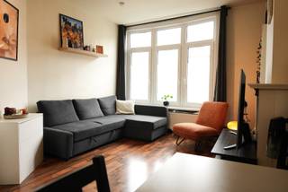 <p>Lichtrijke studio op toplocatie – instapklaar en uitstekend bereikbaar<br />Deze charmante studio ligt centraal, op fietsafstand van het bruisende centrum van Gent en op wandelafstand van het natuurgebied De Bourgoyen. Alle voorzieningen zijn binnen handbereik: winkels, openbaar vervoer en de autosnelwegen liggen vlakbij.<br />Een ideale ligging om te genieten van de combinatie van rust, bereikbaarheid en stedelijk comfort .<br />De studio op de eerste verdieping verwelkomt je met een lichtrijke slaap-/leefruimte, een ruime keuken en een nette badkamer met douche en toilet. Voor extra comfort is er voldoende bergruimte: een private berging in de kelder en een bijkomende bergingsruimte onder de gemeenschappelijke trappenhal.<br />Met een totale oppervlakte van ca. 64 m² voor de studio appartement en bergruimten is dit appartement volledig instapklaar. Enkele recente verbeteringen maken het helemaal af:<br />- Achtergevel geïsoleerd in 2023<br />- Raam voorgevel vervangen door driedubbel akoestisch glas met PVC-profielen in 2024;<br />- Gascondensatieketel vernieuwd eind 2025 met thermostaat;<br />- Voorgevel opnieuw gevoegd en waterwerend in 2025;<br />- Keuken uitgerust met manueel te bedienen lokale ventilatie-unit;</p><p>Ideale bereikbaarheid:<br />- Busverbindingen in de straat zelf<br />- 10 min fietsen naar Station Gent-Sint-Pieters<br />- 10 min fietsen naar Kouter<br />- 10 min wandelen naar Bourgoyen-Ossemeersen.</p><p>Extra info:<br />Volledig instapklaar<br />Er is geen syndicus en elke verdieping heeft individuele meters.<br />Deze studio is perfect als gezellige woning voor een alleenstaande, of als investeringskans voor studenten of huurders.</p><p>Plan een bezoek in via mail naar</p><p>Geen interesse in verkoop via vastgoedmakelaars.</p>
