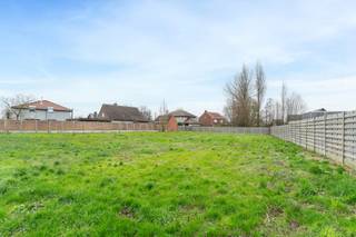 Ontdek deze charmante, landelijke nieuwbouwwoning die we bouwen in Oekene, deelgemeente van Roeselare. Gelegen nabij de gezellige dorpskern, profiteer je van de nabijheid van winkels, basisschool De Ark (slechts 300 m) en het ziekenhuis AZ Delta (1,6 km). Dankzij de N36 en E403 ben je snel in de belangrijkste steden.
De woning beschikt over: een inkomhal met toilet, een ruime woon- en eetkamer met aansluitend een open keuken, een berging, een inpandige garage, een nachthal, 4 slaapkamers, een badkamer en een afzonderlijk toilet boven. In de ruime tuin (grondoppervlakte: 867 m²) wordt het volop genieten. Het gebruik van een warmtepomp, in combinatie met vloerverwarming en zonnepanelen zorgt ervoor dat jouw toekomstige energiefactuur onder controle blijft (E10). Bovendien kies je zelf de afwerkingsmaterialen voor keuken, badkamer, vloeren en binnendeuren. Zo kan je de woning volledig volgens jouw eigen smaak laten inrichten.
Een kijkje nemen? Je vindt de ingang van deze kleinschalige verkaveling tussen Sint-Eloois-Winkelsestraat 42 en 44. Of contacteer ons en ontdek alle details!