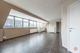 Op een toplocatie aan de Nieuwstraat, pal in het bruisende centrum van Bornem, vinden we dit ruim en instapklaar appartement terug. Gelegen op...
