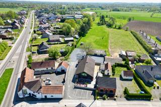 Deze woning bestaat uit twee delen elk met hun eigen indeling en karakter.Aan de linkerkant bevindt zich een woongedeelte met een keuken, badkamer,...