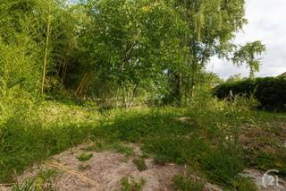Deels gerenoveerde woning bestaande uit 2 aparte leefgedeelten met elk gedeelte een aparte ingang (mogelijks vrij beroep, zorgwoning,..) met...